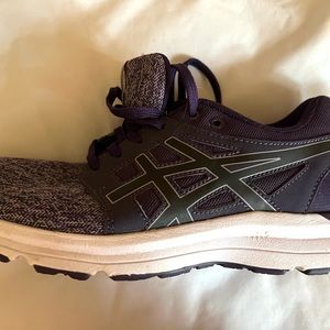 Women's ASICS running shoe - brand new !